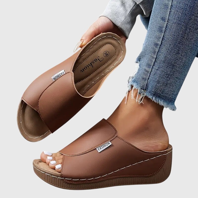 Esther | Ortopediska kilklackade sandaler